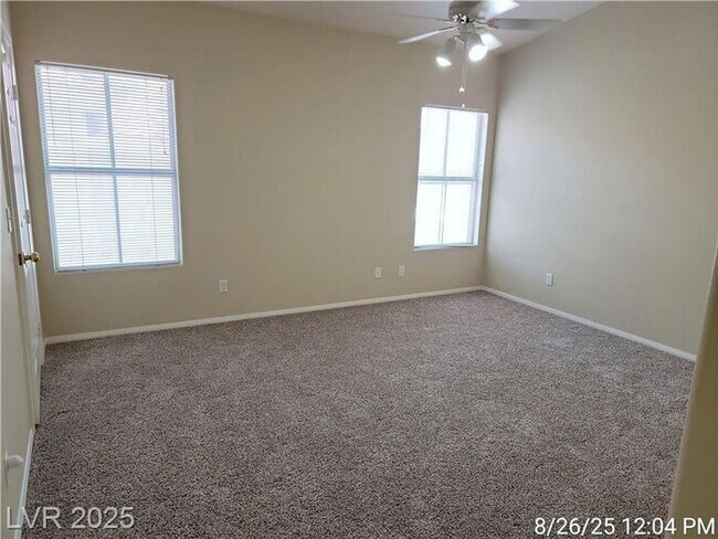 Building Photo - Bright Upstairs Unit with Vaulted Ceilings...