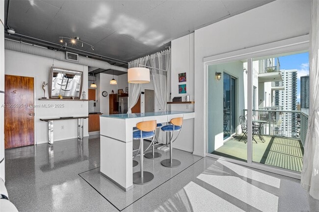 Building Photo - 10 SW South River Dr