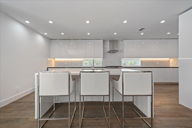 Building Photo - 1455 S Castello-