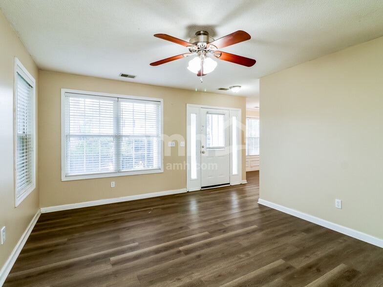 Building Photo - 120 Lake Linden Dr