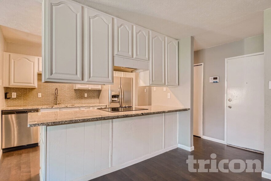 Building Photo - 6026 Lakecrest Dr