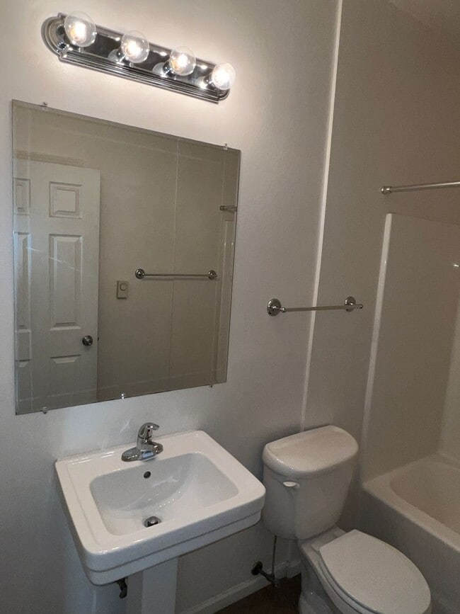 Building Photo - 1930 Monte Vista Dr