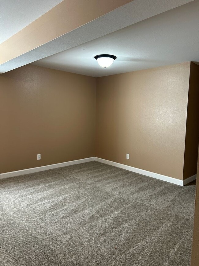 Building Photo - 1105 Lear Ln