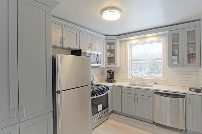 Building Photo - 8700 Trumbull Ave