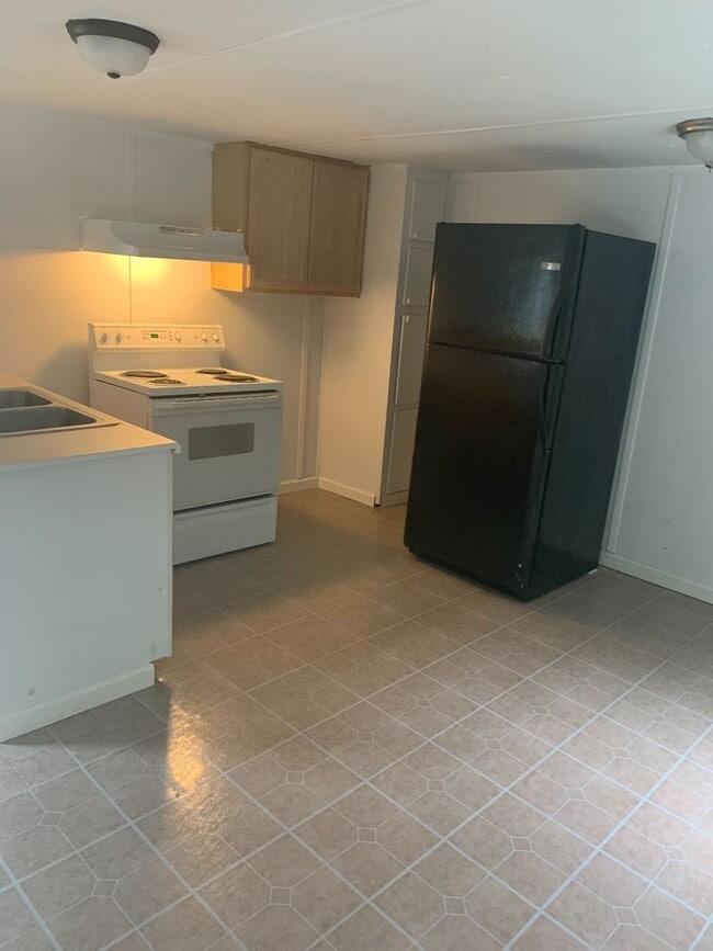 Building Photo - APPROVED SECTION 8 VOUCHERS ONLY! - 2 Bedr...