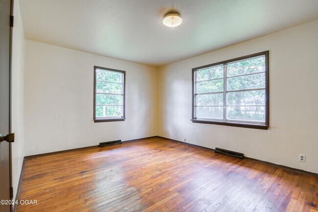 Building Photo - 2404 Iron Gates Rd