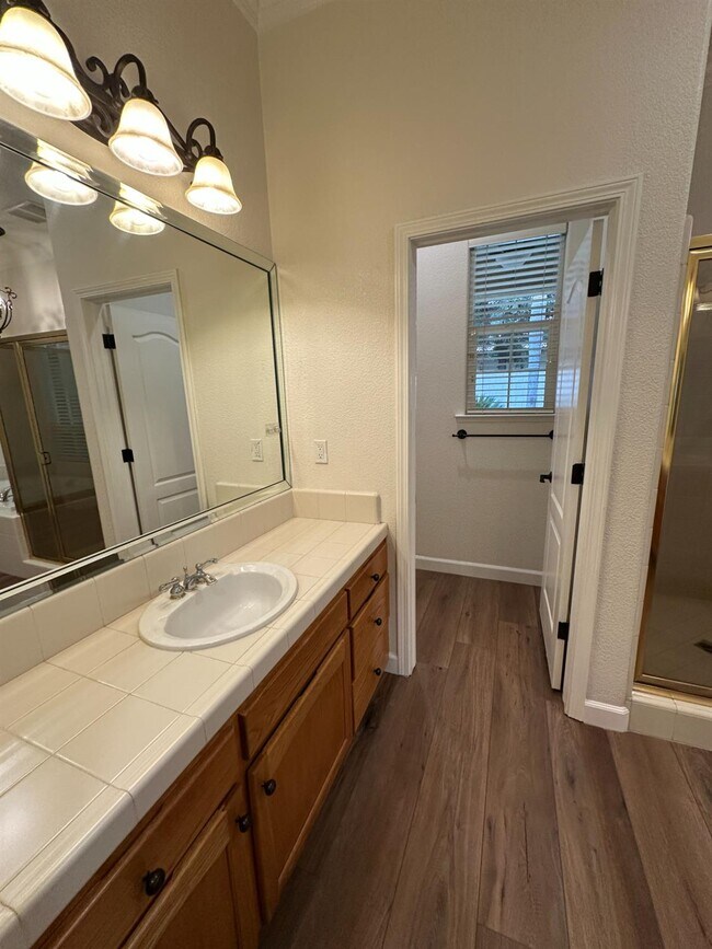 Building Photo - 7026 N Warren Ave