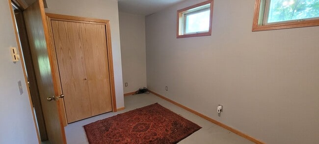 Building Photo - Fully Furnished 3 Bedroom House
