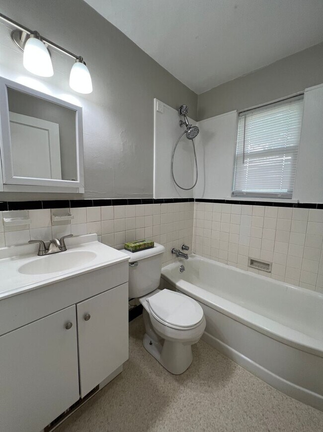 Building Photo - 1257 W 6th St