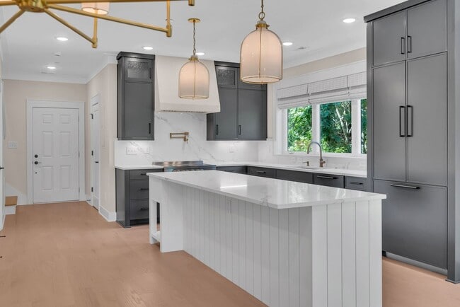 Building Photo - Beautiful 2BR/2BA top-floor end unit!