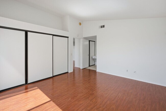 Building Photo - Sparkling Clean 3 Bedroom, 2 Bath Home with a View!