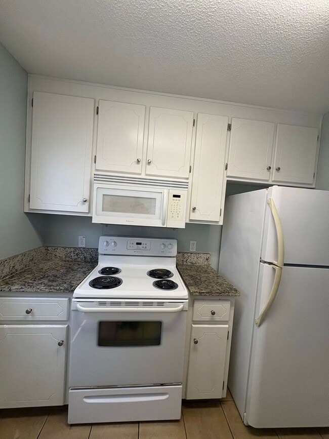 Building Photo - WAKEFIELD SUBDIVISION - Double Garage!  GRANITE COUNTERTOPS.