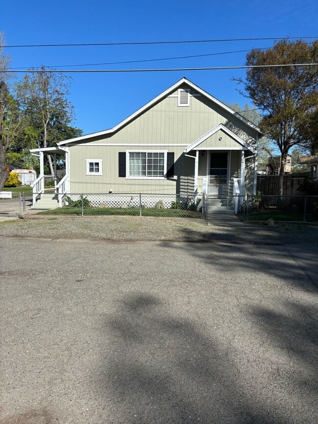 Building Photo - 1 + B/R Charming house with Beautiful big ...