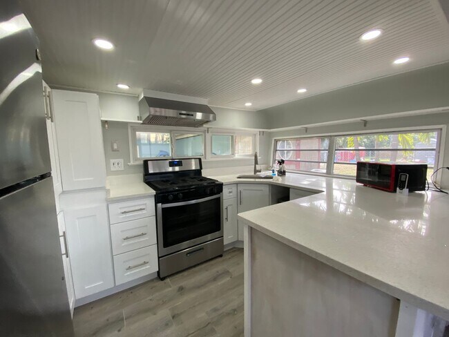 Building Photo - Island Living!