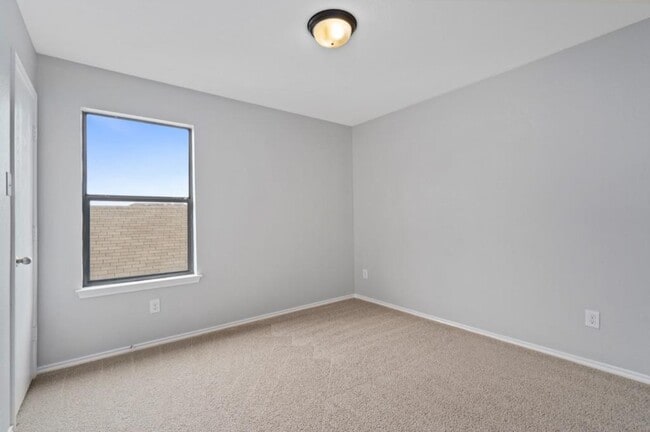 Building Photo - 1132 Hyde Park Dr