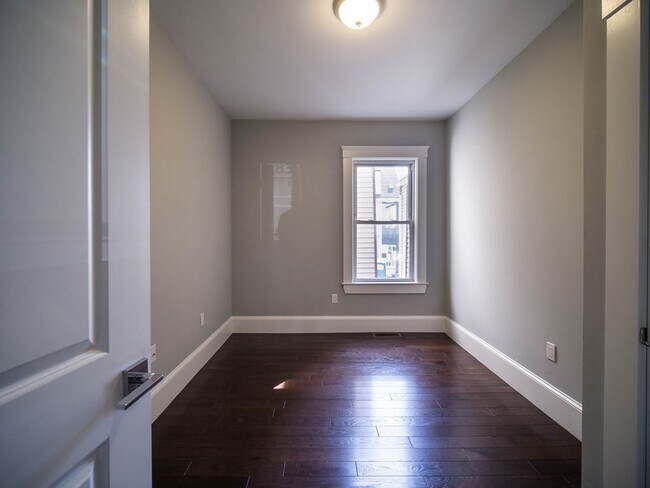 Building Photo - 183 Chelsea St
