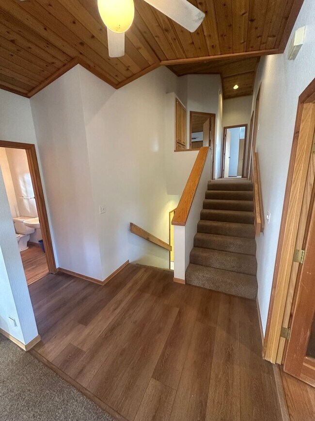 Building Photo - Long Term Glenshire Rental 3 Bed, 2.5 Bath 3 Car Garage