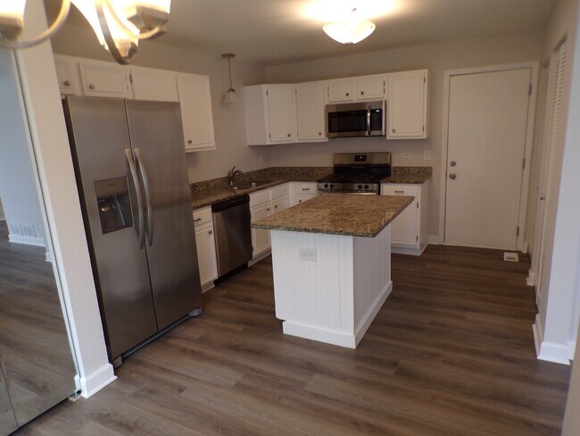 Building Photo - 13 Redbud Ct