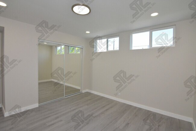 Building Photo - 1236