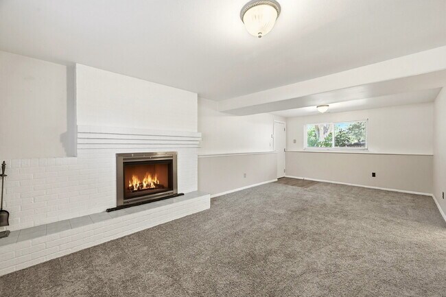 Building Photo - $1,995.95 4-bed, 1.5 bath, located in Colorado Springs with a large back yard