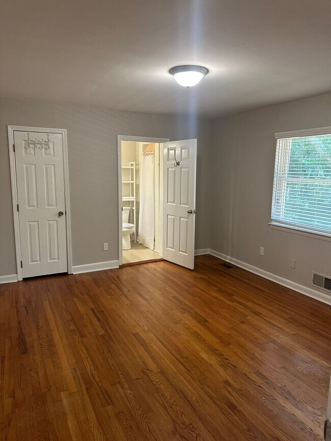 Building Photo - 406 Holly Dr