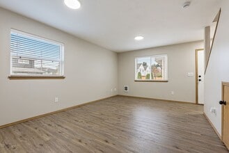 Building Photo - Spacious 2-Bedroom/1.5 bathroom in SE Portland