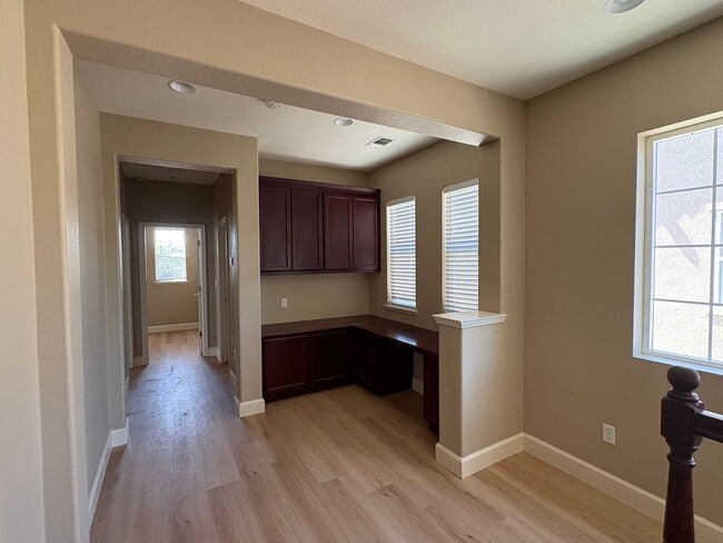 Building Photo - Large executive home close to Questa school!