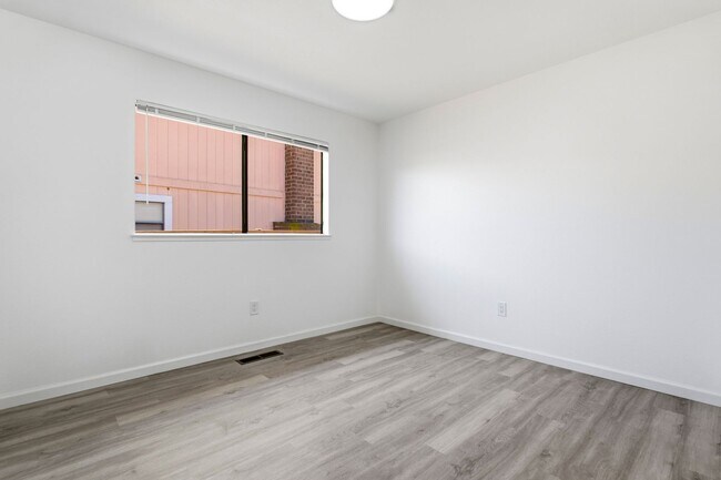 Building Photo - 800 Locust Dr