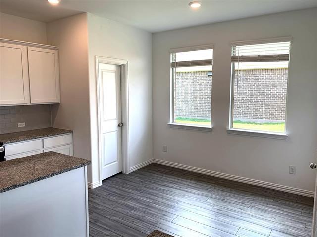 Building Photo - 513 Peel St