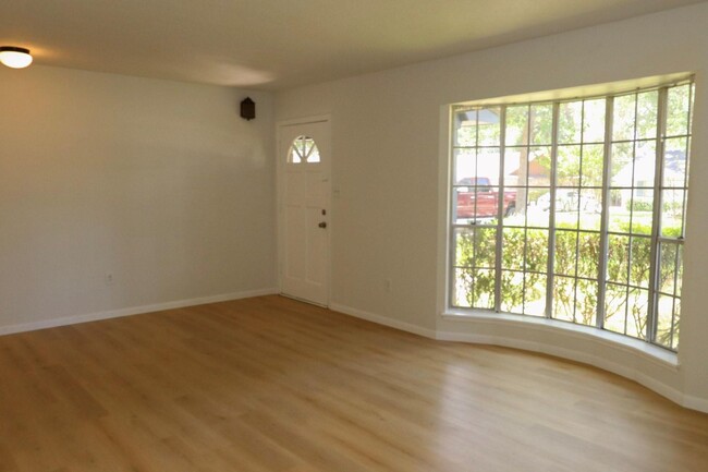Building Photo - 109 Halo Dr