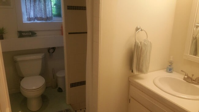 Building Photo - 186 White St