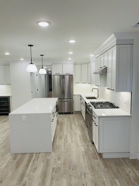 Building Photo - 843 W Wellington Ave