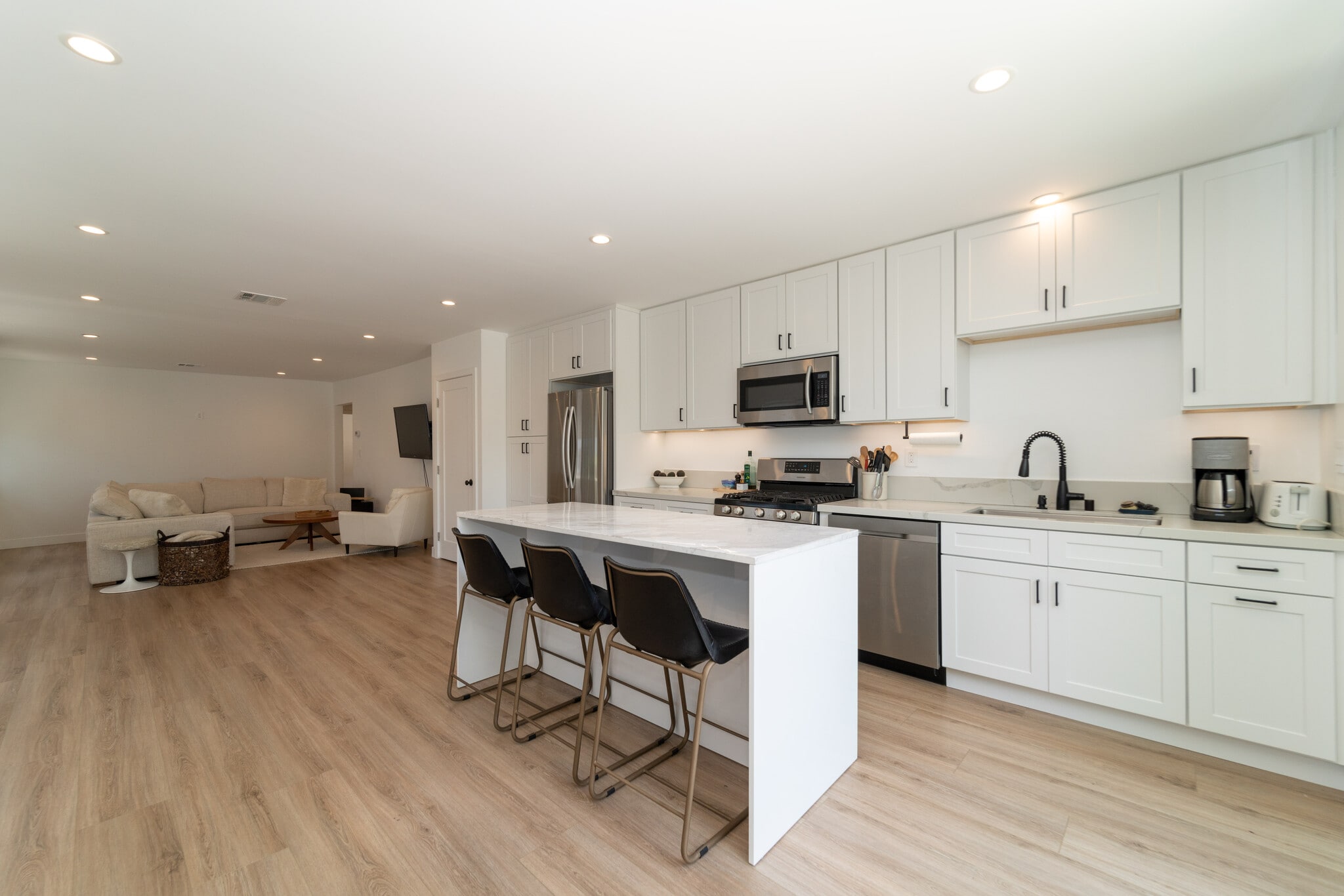 Beautiful Island/ Movable - 9044 Carson St