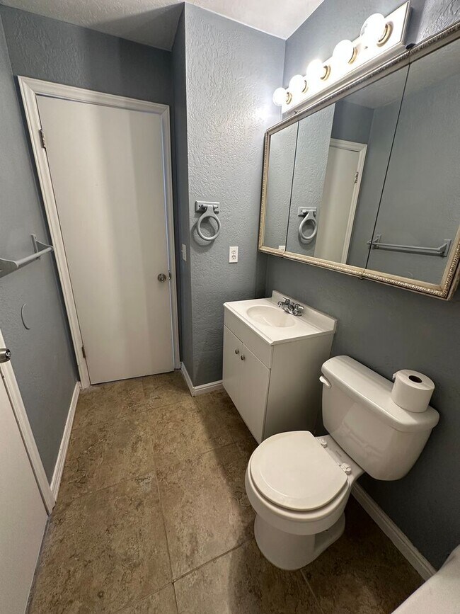 Building Photo - Beautiful 4-Bedroom, 2-Bath Home with Classic Layout and Large Yard