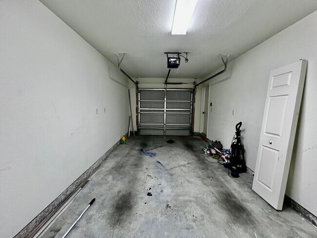Building Photo - Tri-Level Condo – Pets Welcome, Washer & D...