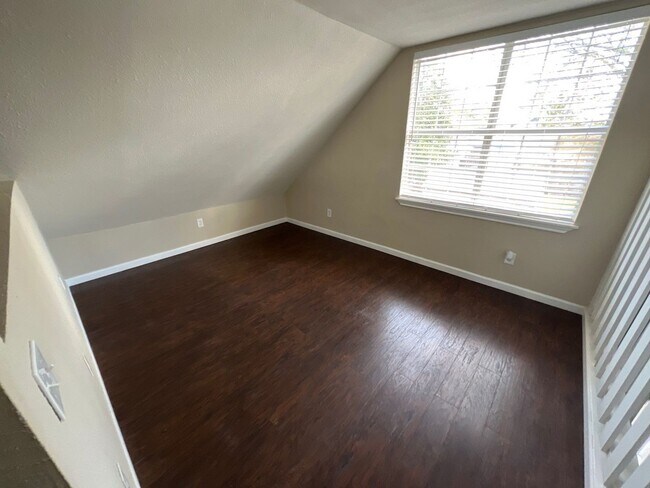 Building Photo - 627 E 14th St