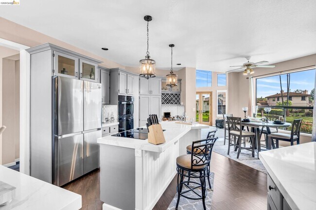 Building Photo - 5640 Edgeview Dr