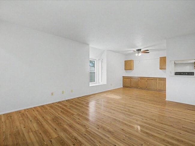 Building Photo - 2 Bedroom 2 Bathroom with Community Pool and Spa!