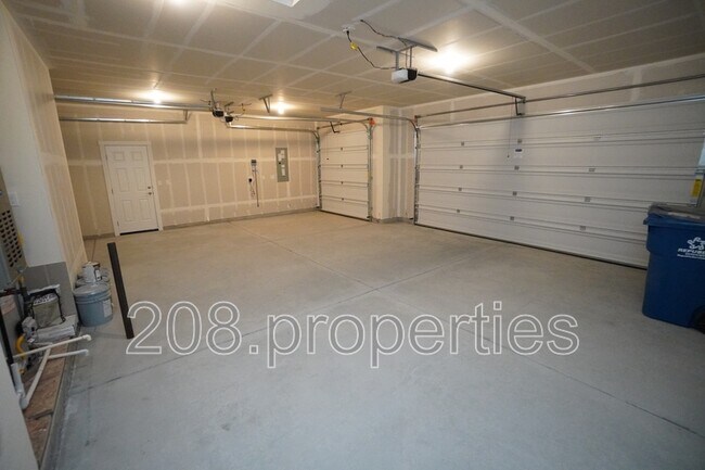 Building Photo - 14561 Pne Knl St
