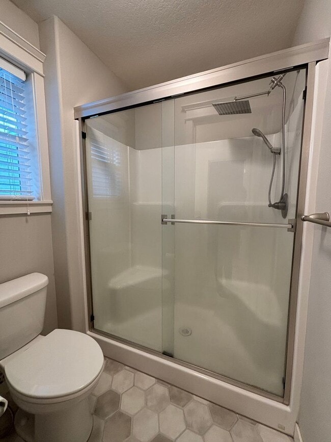 Building Photo - Newer 2 Story Home in Newberg   SHOWINGS  START  MAY 15th