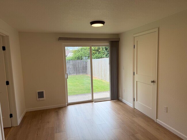 Building Photo - Updated 3 bedroom 1 bath duplex in Junction City!