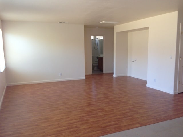 Building Photo - Los Banos, Large 2 story 5 bedroom 3 full ...