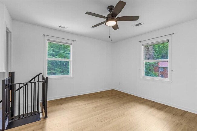 Building Photo - 844 Deckner Ave SW