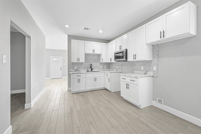 Building Photo - 12009 Meadowgreen St