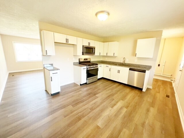 Building Photo - 2656 Calbert Dr