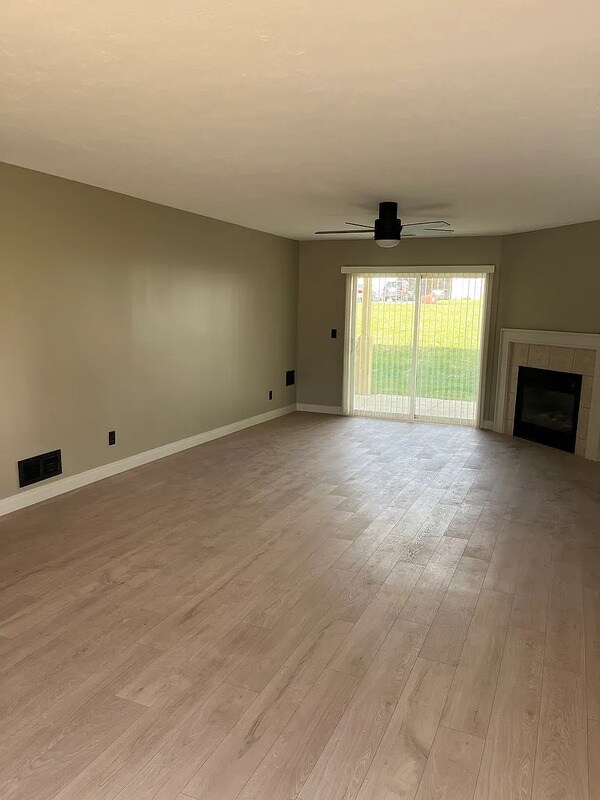 Building Photo - 10000 Primrose Pl
