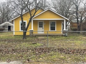 Building Photo - 305 Bayless St