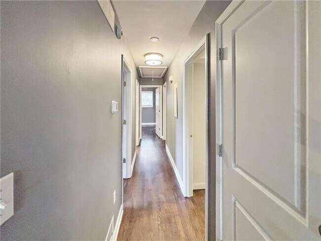 Building Photo - 2395 Powers Ferry Dr SE