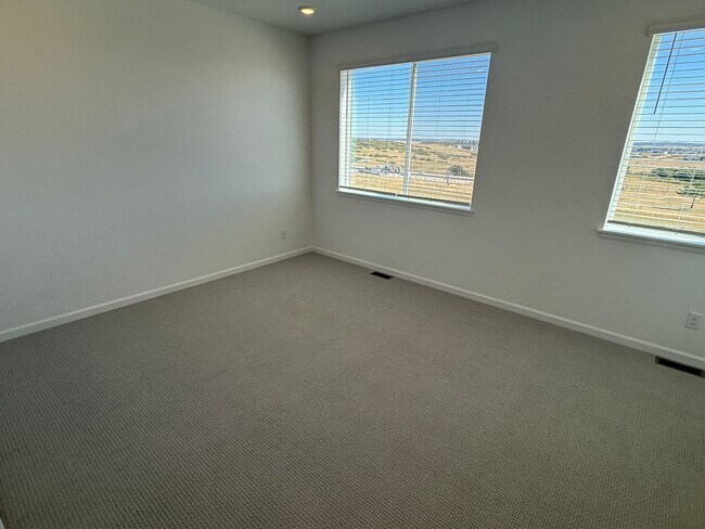 Building Photo - BRAND NEW 3 bedroom townhome in Castle Pines!