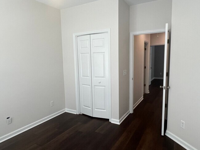 Building Photo - Beautiful Home, Mid-Island in Yacht Cove!